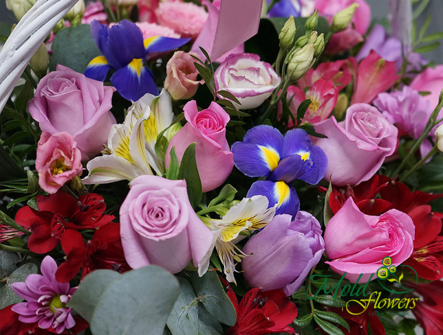 Корзина с розовыми розами, альстромерией, фиолетовыми розами, хризантемой, эустомами, белыми орхидеями, герберами фото